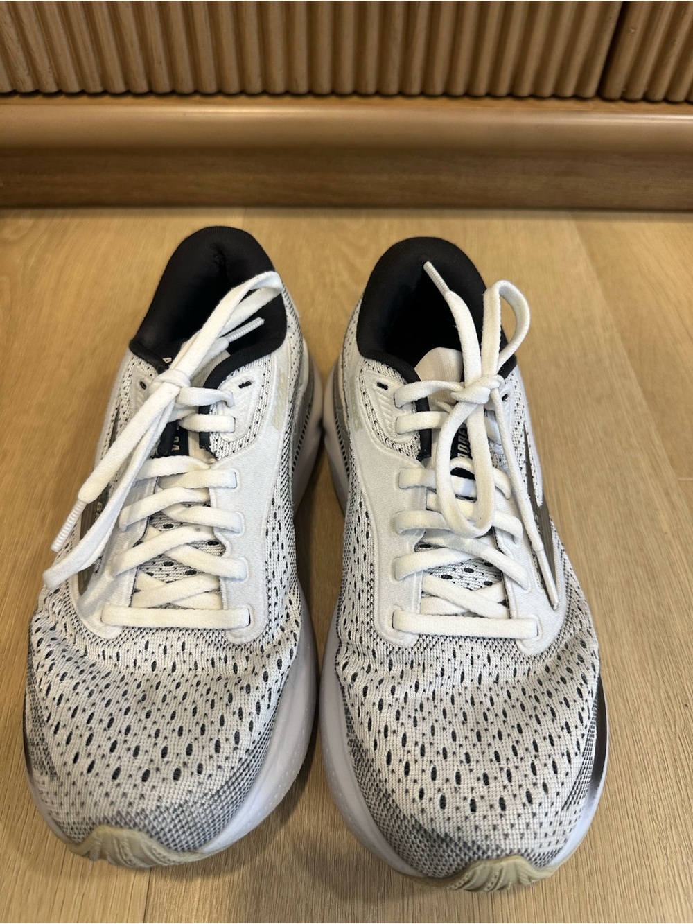 Brooks Adrenaline GTS 24 running shoes size 6 - Picture 3 of 8